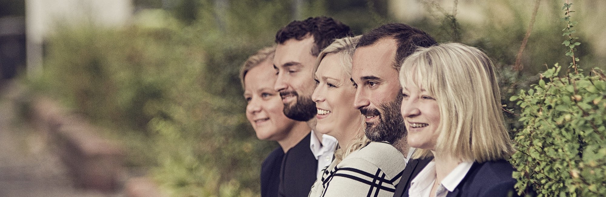 Teamfoto von Anett Gregorius und vier weiteren Mitarbeitern des Apartmentservice