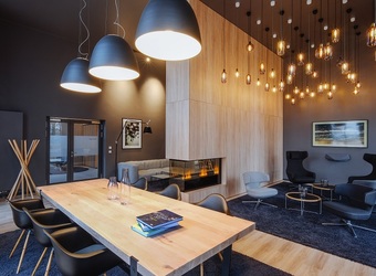 Einblick in einen Büroraum, der neueröffneten Splace Business Apartments in Wolfsburg