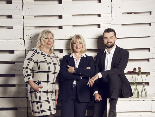 Teamfoto von Anett Gregorius mit zwei Mitarbeitern von Apartmentservice