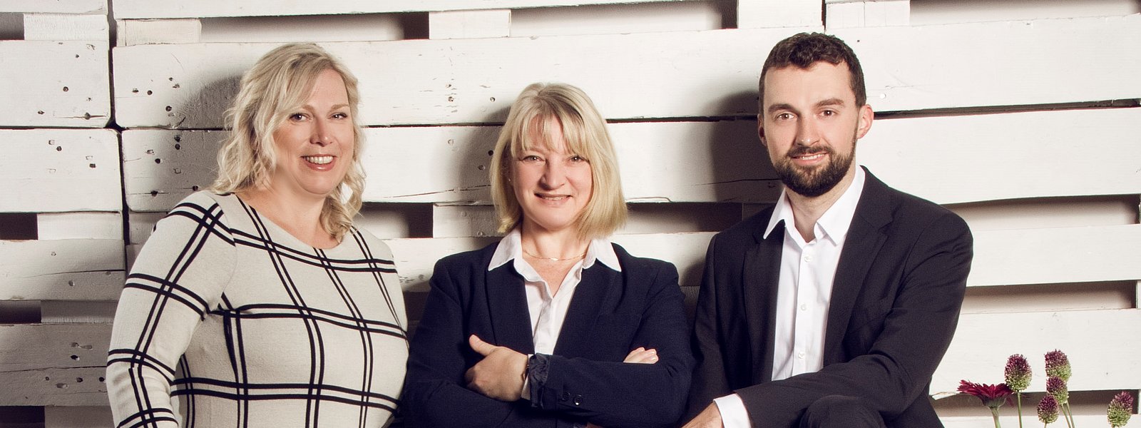 Portrait von Anett Gregorius mit zwei weiteren Mitarbeitern von Apartmentservice 