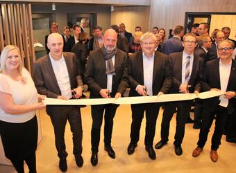 Gruppenfoto bei der Eröffnungsfeier der Splace Business Apartments